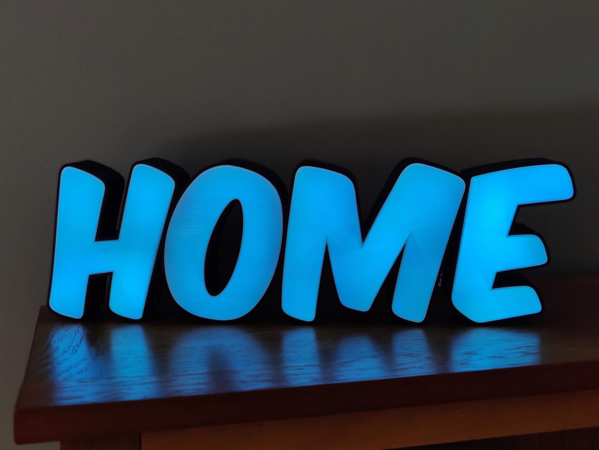 Letreiro 3D personalizado com iluminação, ideal para nomes, logos e decoração.